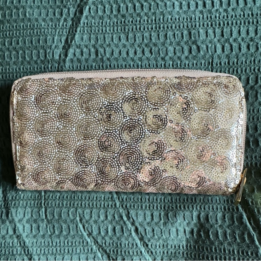 Elegant Gold Sequin Clutch